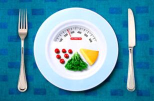 peser des aliments sur une assiette pour perdre du poids
