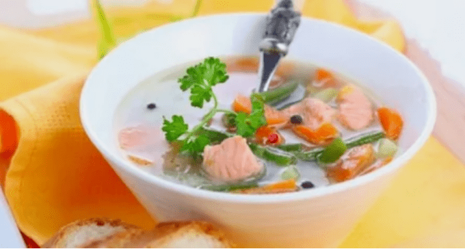 Soupe de poisson avec un régime protéique
