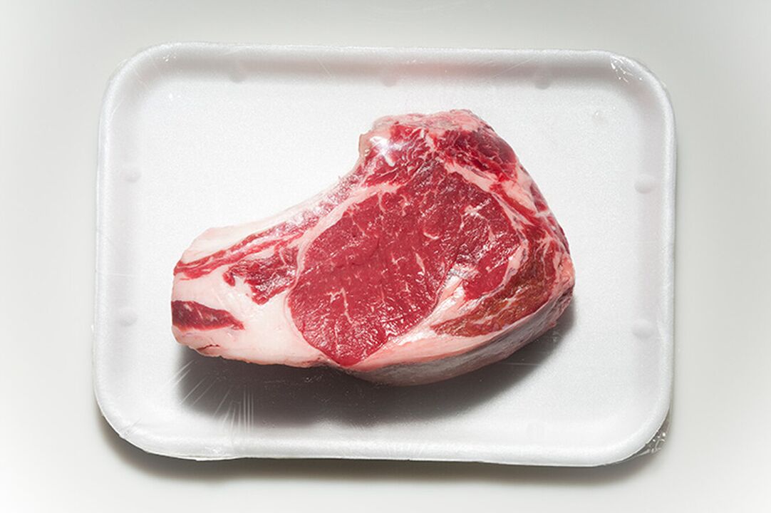 De nombreux aliments, comme la viande rouge, sont exclus du régime contre la goutte. 